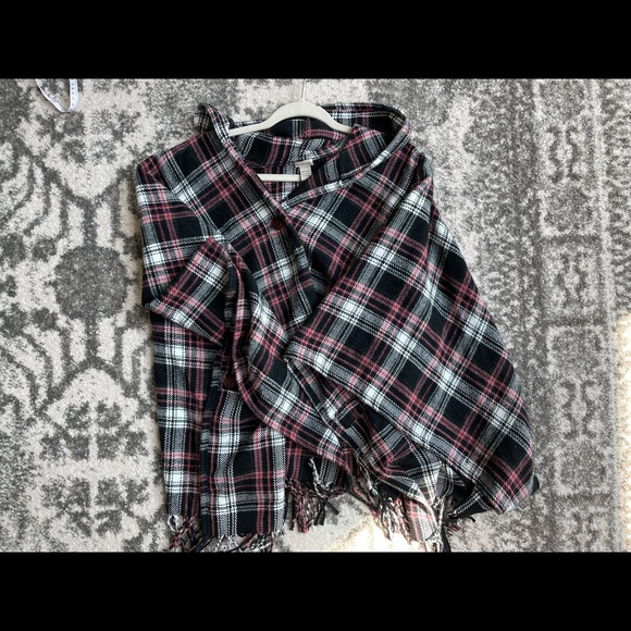 Spun Scarves by Subtle Luxury wrap poncho - Picture 6 of 7